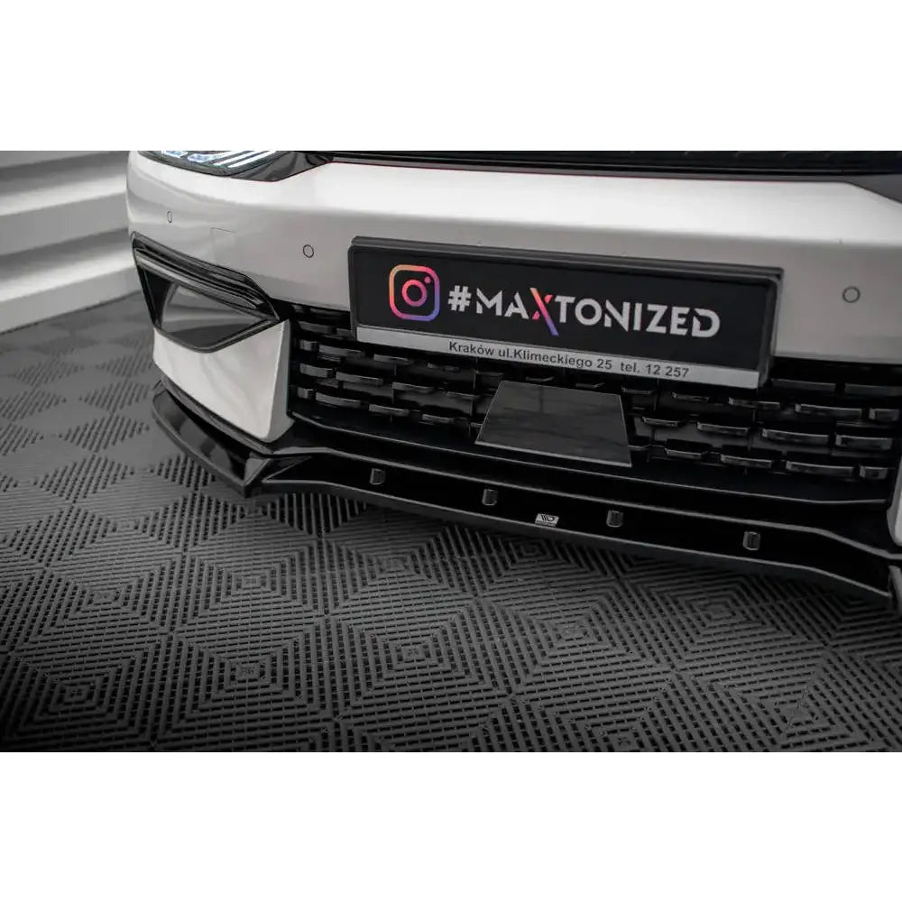 Spoiler på Kia EV6 GT-Line Mk1 V.2, nærbilde av sort spoiler under hvit frontfanger.