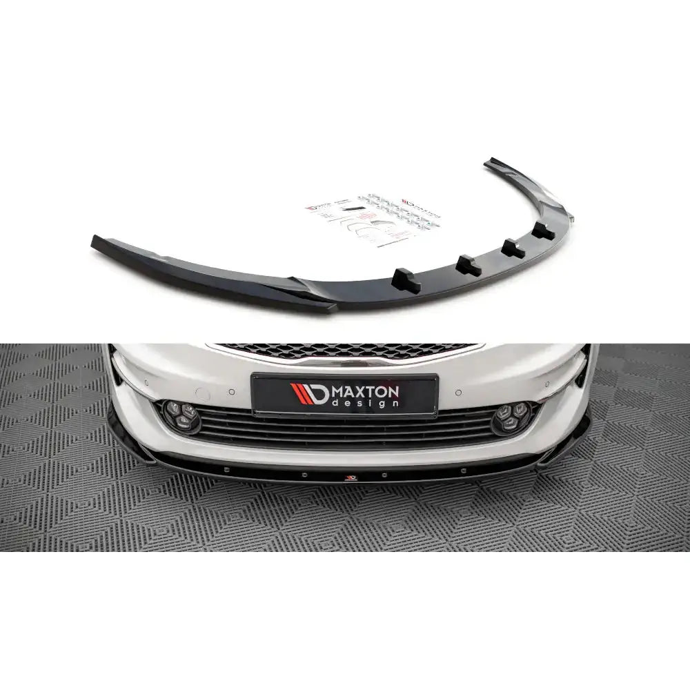 Frontspoiler til Kia Optima Mk4 V.2 15-, sort plast, montert på hvit bil sett forfra.