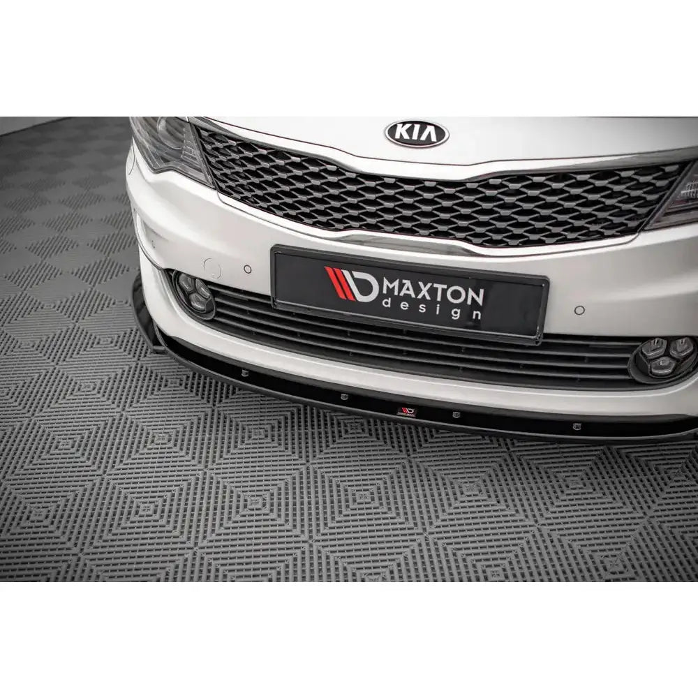 Spoiler på Kia Optima Mk4 V.2 15- nærbilde av hvit bil med sort frontsplitter, skrått forfra.
