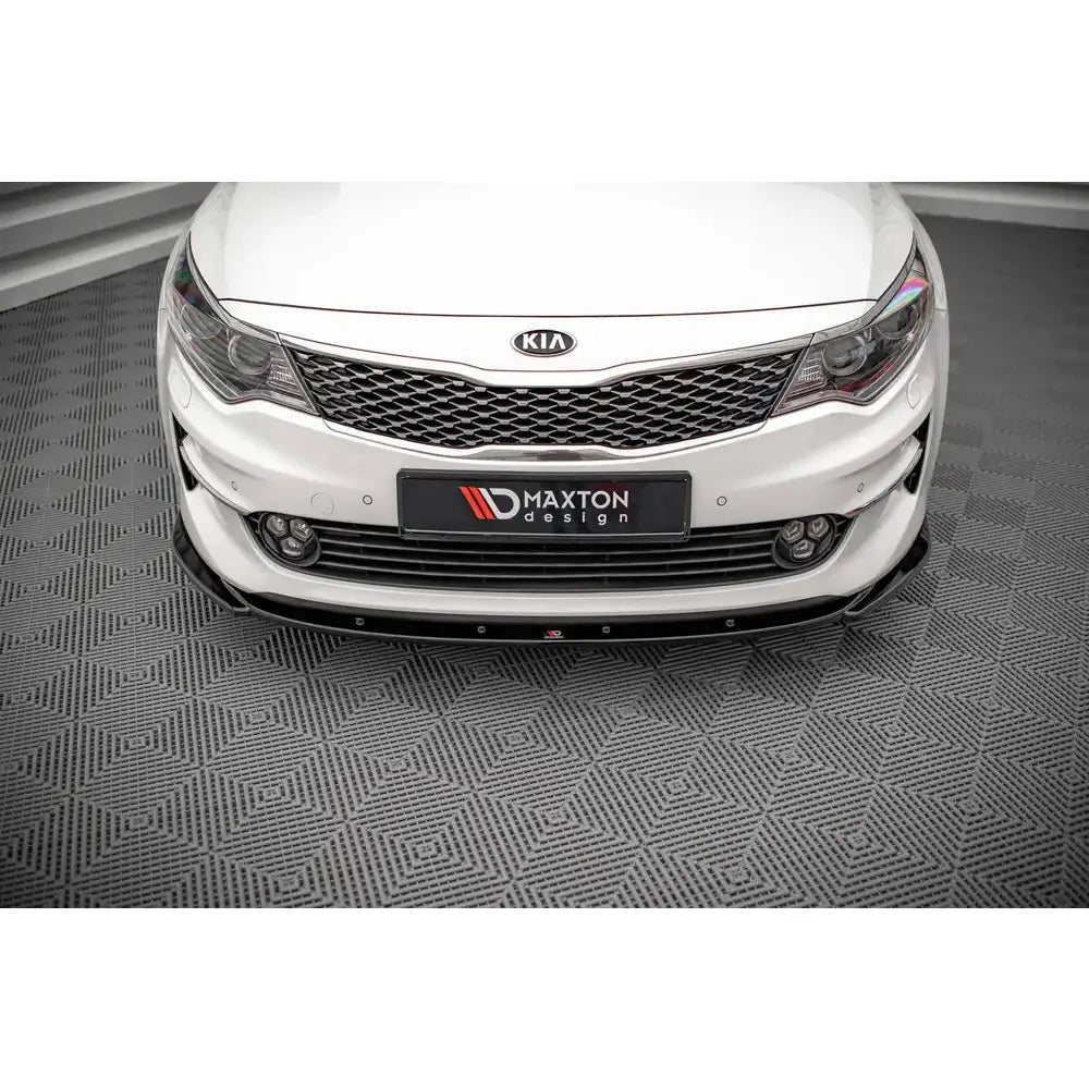 Front splitter på Kia Optima Mk4 V.2 15- montert under hvit støtfanger, sett fra skrå vinkel.