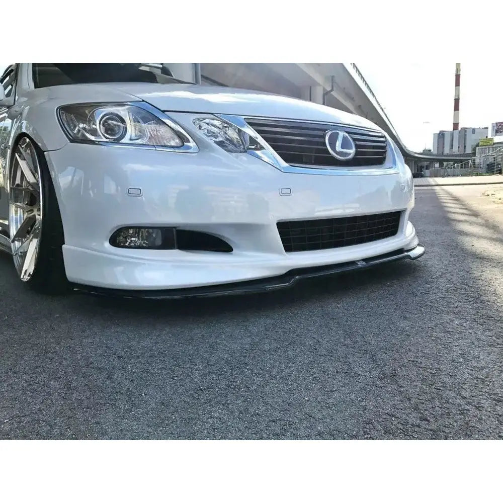 Spoiler til Lexus GS 300 Mk3 Facelift, sort frontsplitter på hvit bil med kromfelger og synlige frontdetaljer.