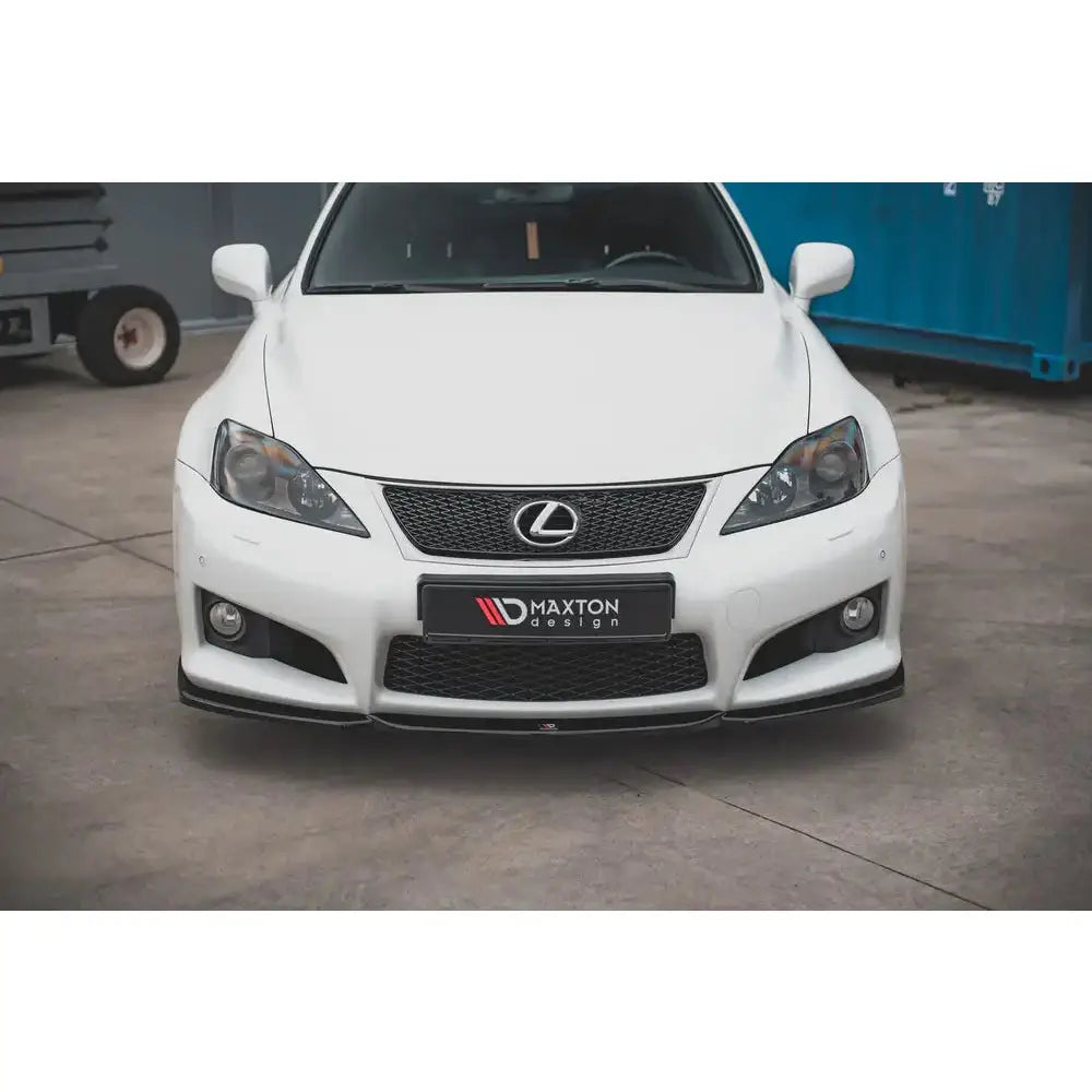 Frontleppe for Lexus IS F Mk2 V.2, svart splitter montert på hvit bil sett rett forfra.