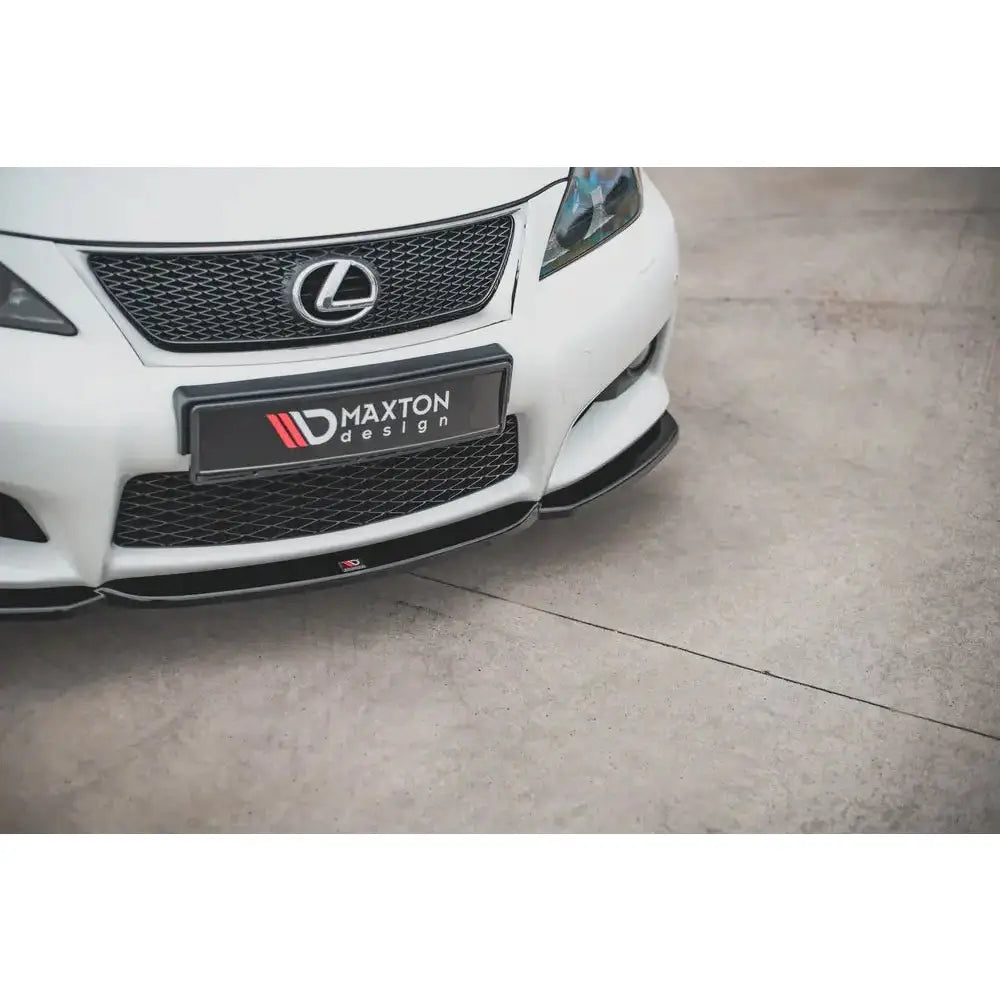 Front lip på Lexus IS F Mk2 V.2, nærbilde av svart frontleppe og grill på hvit bil fra skrå vinkel.