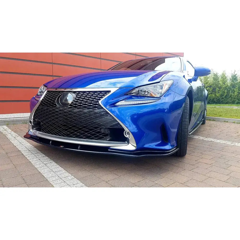 Frontspoiler på Lexus RC V.2 blå sportsbil med sort grill og kromdetaljer sett forfra utendørs.