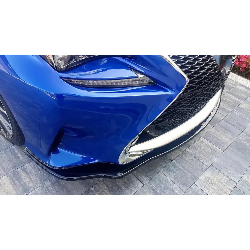 Front splitter på blå Lexus RC V.2 med svart spoiler, LED-lys og kromdetaljer, parkert på steinlagt underlag.