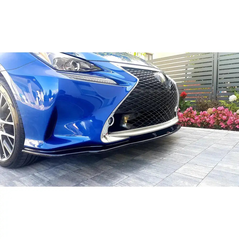 Front lip på Lexus RC V.2 viser blå front med sort grill, kromdetaljer og synlig felg fra lav vinkel.