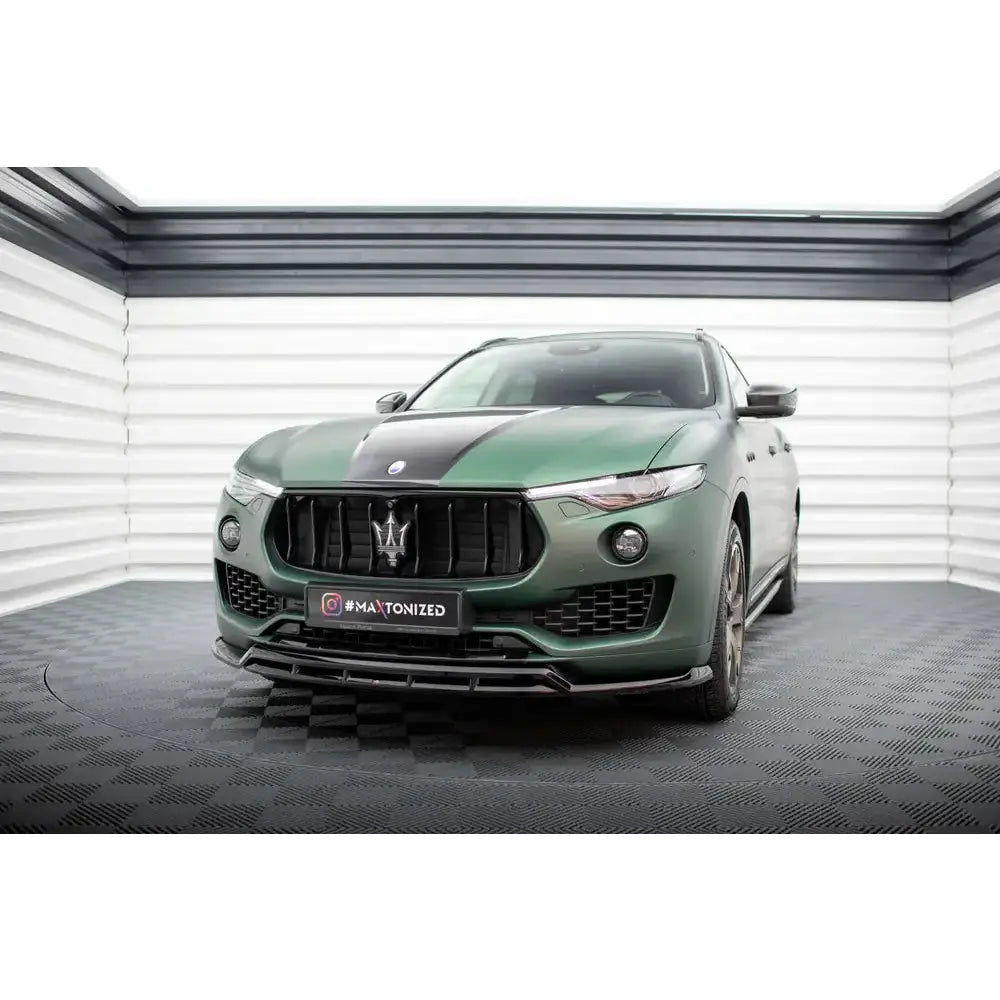 Spoiler på Maserati Levante Mk1 V.2, mørk grønn SUV forfra med sort racingstripe og kromgrill.