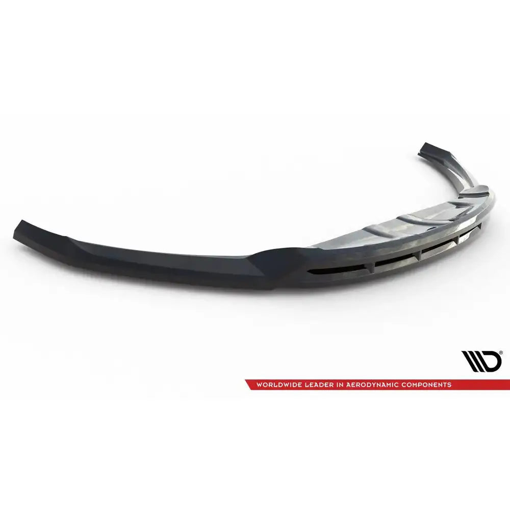 Frontspoiler Maserati Levante Mk1 V.2 sett fra skrå vinkel med markerte linjer og luftåpninger på høyre side.