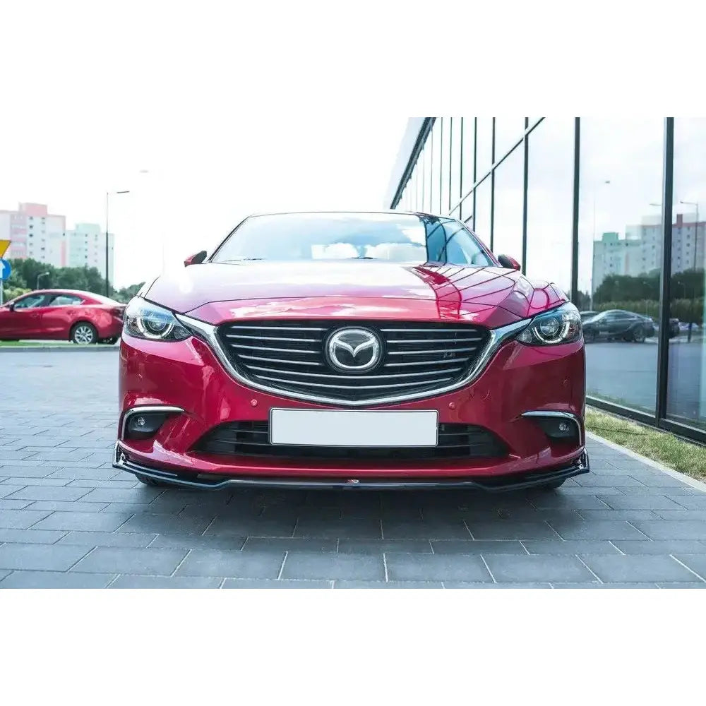 Frontleppe på Mazda 6 GJ Facelift V.2, sett forfra med kromdetaljer og klare hovedlykter.