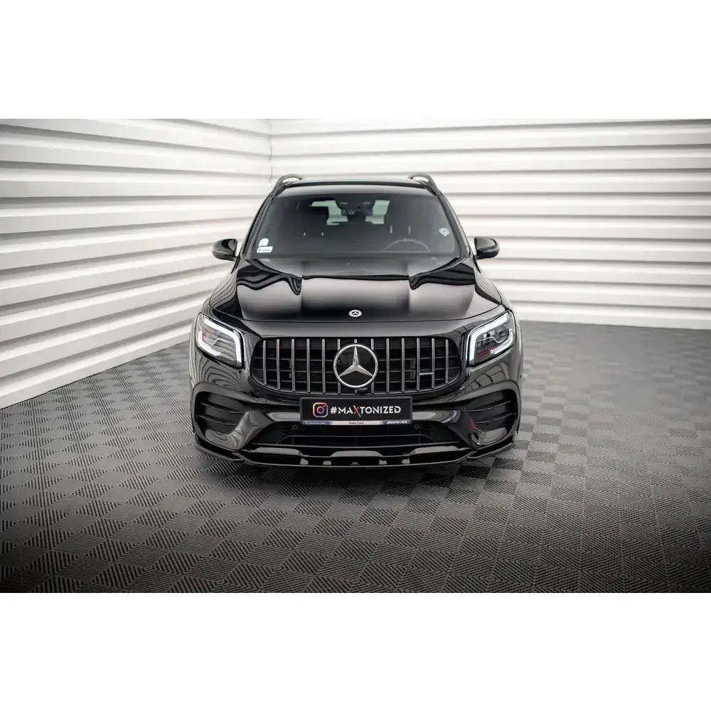Frontleppe på Mercedes GLB 35 X247, sort SUV sett forfra med blank grill og stor Mercedes-logo.