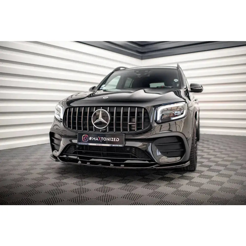 Front splitter på Mercedes GLB 35 X247 V.2 SUV med blank grill og kromdetaljer, sett forfra.