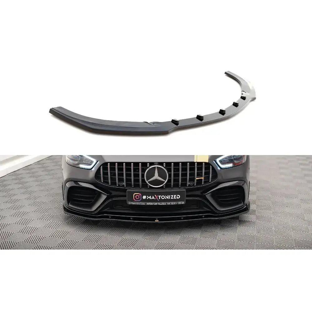 Frontspoiler Mercedes GT 63S 4-Door Coupe V.2 i sort plast med matt finish, sett fra skrå vinkel og montert.