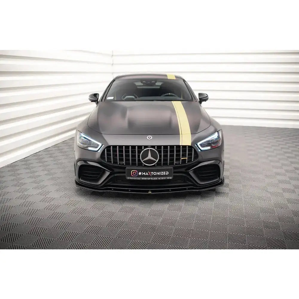 Frontleppe på Mercedes GT 63S 4-Door Coupe V.2 med matt sort finish og gul stripe på panseret.