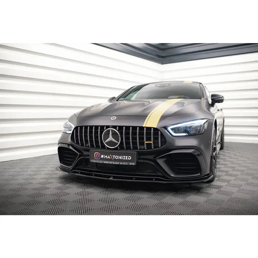 Front splitter på Mercedes GT 63S 4-Door Coupe V.2 med gule striper og store luftinntak foran.