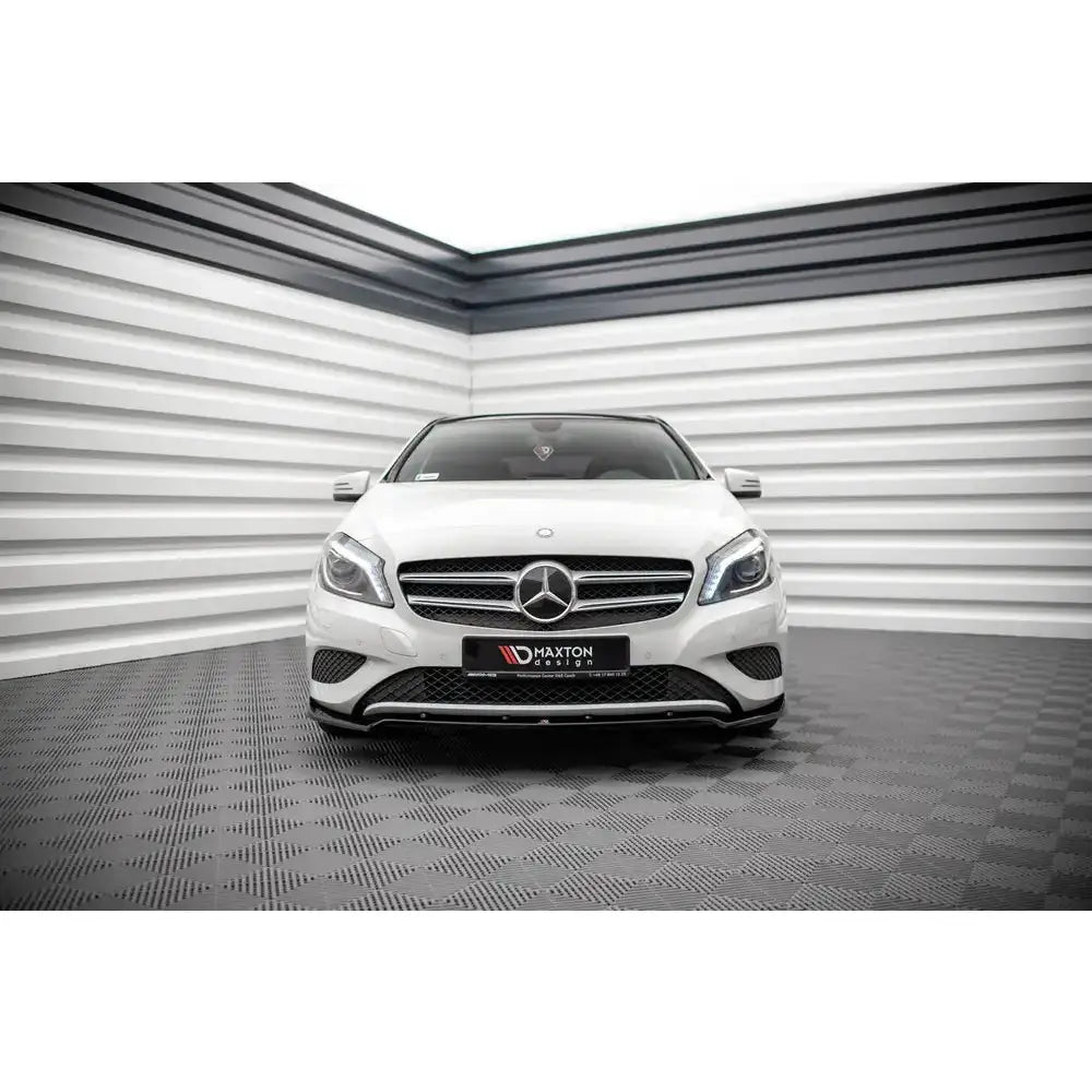 Frontleppe på Mercedes A-Klasse W176 V.2 med LED-lys og stor grill sett forfra innendørs.