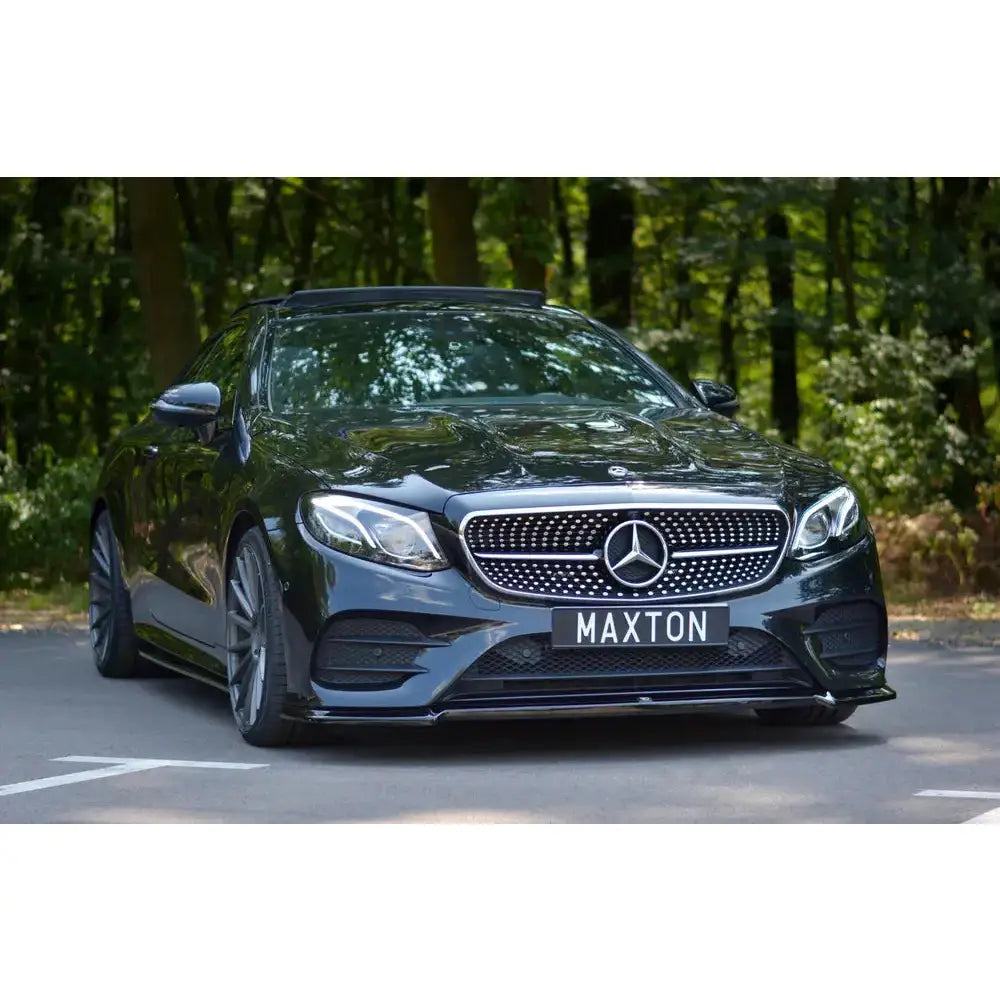 Frontspoiler på Mercedes Benz E-Class W213 Coupe Amg-Line, sort bil med store felger og blank grill.