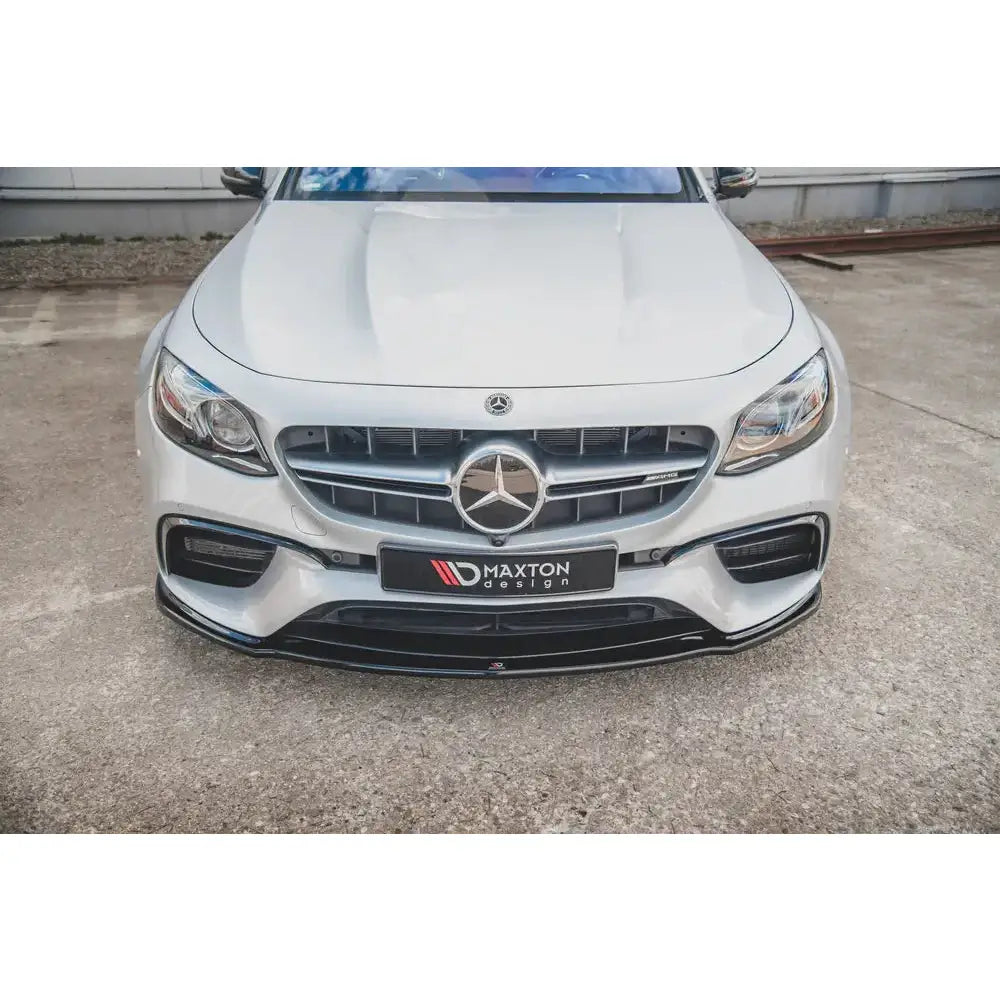 Spoiler til Mercedes E63 AMG Estate Sedan S213/W213 V.2 montert foran, med sort Maxton Design-frontsplitter.