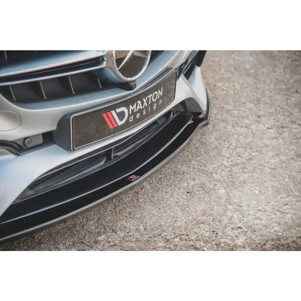 Front splitter til Mercedes E63 AMG Estate med blank svart finish og Maxton Design-logo, sett skrått ovenfra.