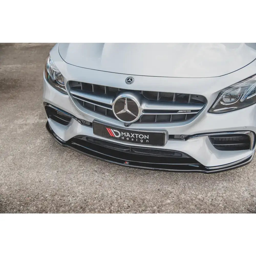 Front lip på Mercedes E63 AMG Estate Sedan S213/W213 med svart blank frontspoiler og Maxton Design-logo.