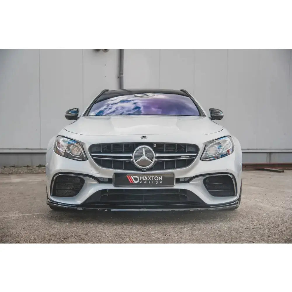 Frontspoiler Mercedes E63 AMG Estate Sedan S213/W213 V.2 på hvit bil sett forfra med sorte detaljer.