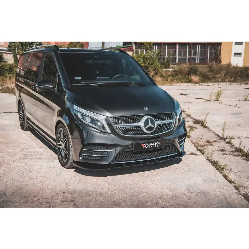 Frontspoiler på Mercedes-Benz V-Class AMG-Line W447 Facelift sett skrått forfra utendørs.