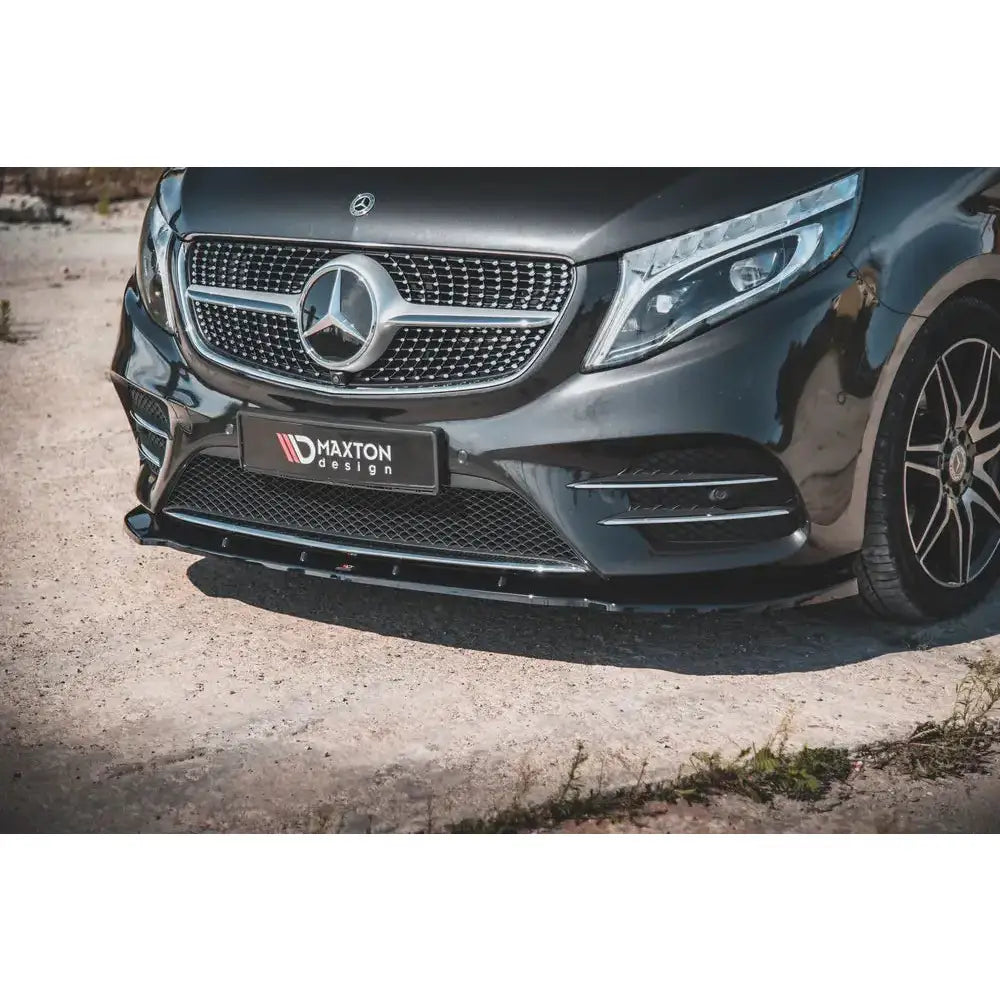 Front splitter på Mercedes V-Klasse V.2 Amg-Line W447 Facelift med kromdetaljer, nærbilde utendørs.