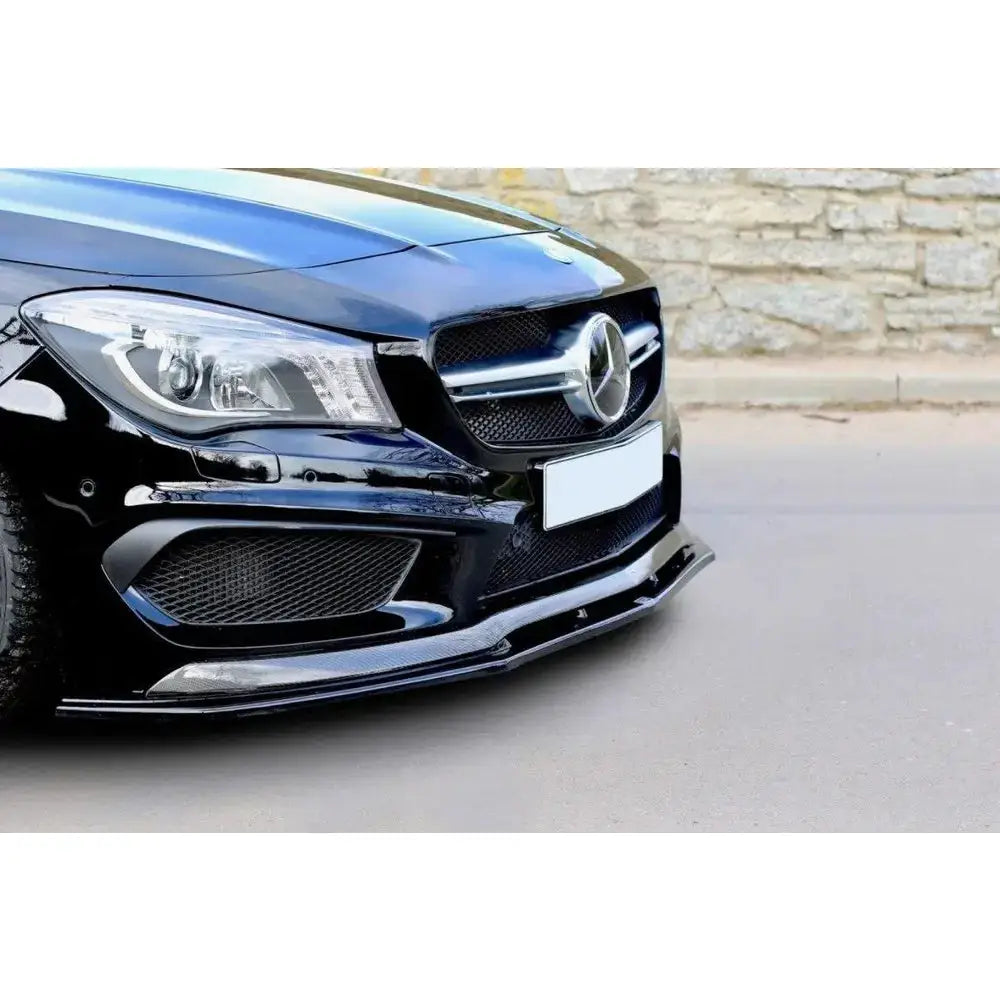 Frontsplitter på Mercedes CLA 45 AMG C117 med høyglans sort finish og karbonlook, sett fra skrå vinkel.