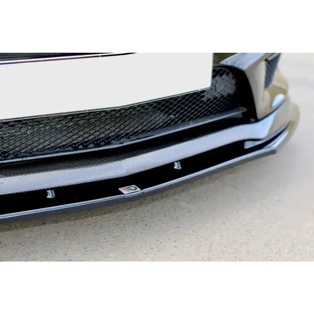 Front splitter av karbonfiber til Mercedes CLA 45 AMG C117, nærbilde som viser design og festedetaljer.