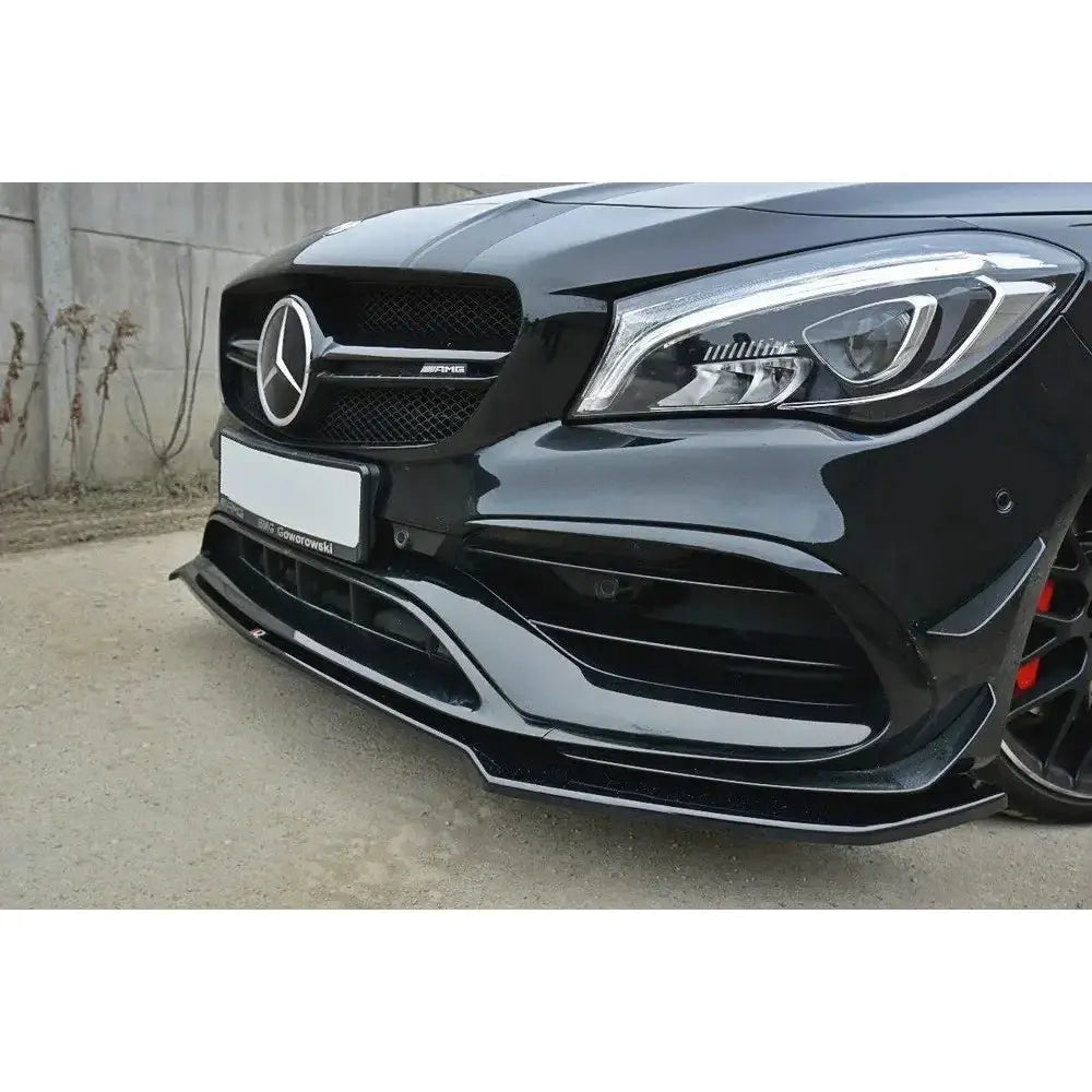 Frontleppe til Mercedes CLA A45 AMG C117 Facelift V.2 i sort og blank finish, sett fra siden.