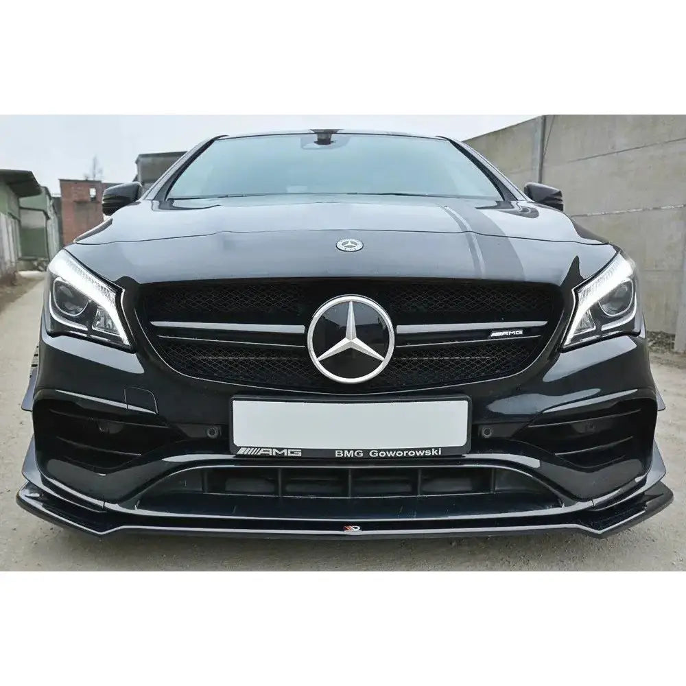 Spoiler på Mercedes CLA A45 AMG C117 Facelift V.2 med kromgrill og synlig AMG-logo foran.
