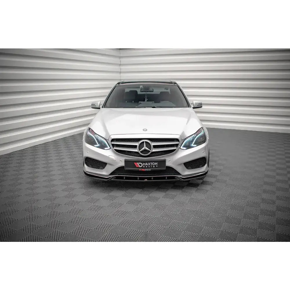 Frontspoiler på Mercedes E AMG-Line W212 Facelift sett forfra med LED-lys og kromdetaljer.