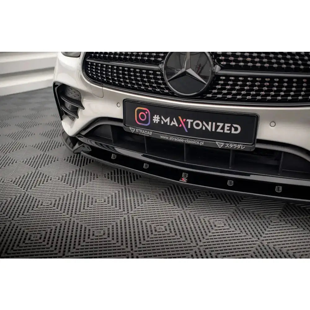 Spoiler til Mercedes E-Klasse W213 AMG-Line Facelift med sort frontsplitter og detaljert grill.