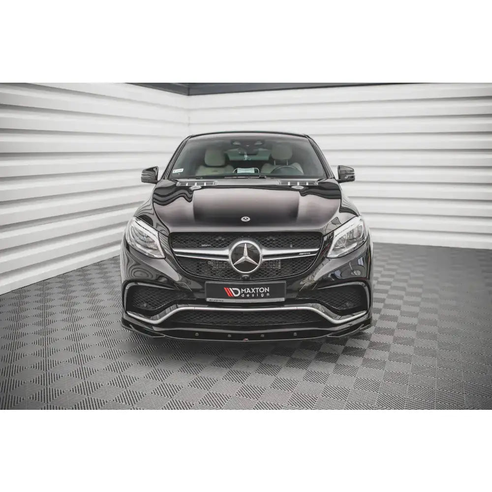 Frontleppe på Mercedes GLE Coupe 63AMG C292, svart finish med kromdetaljer, sett forfra innendørs.