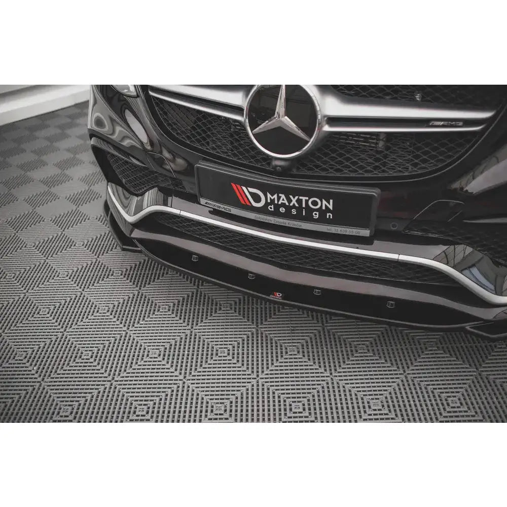 Spoiler til Mercedes GLE Coupe 63AMG C292 V.2 montert foran med sølvdetaljer og Maxton Design-skilt.