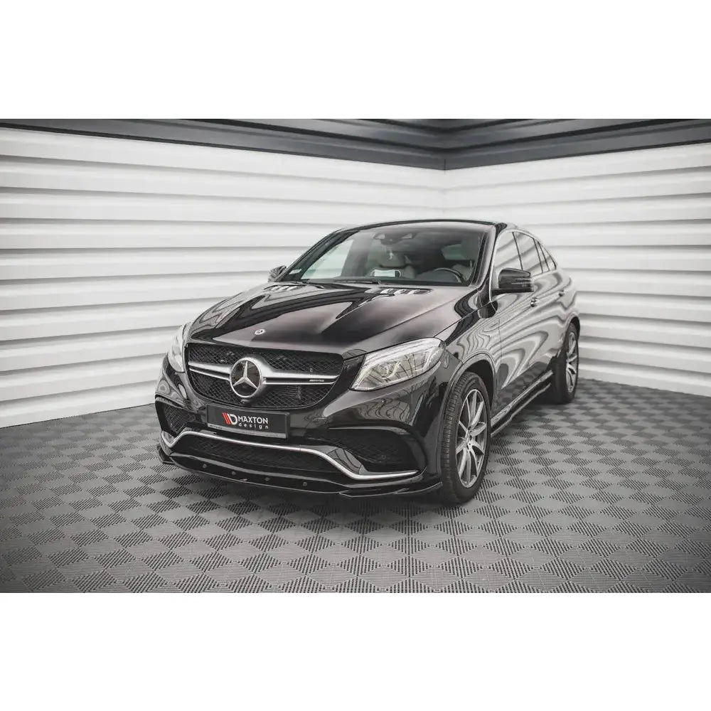 Front splitter på Mercedes GLE Coupe 63AMG C292, sort SUV med store felger og kromdetaljer, sett skrått forfra.