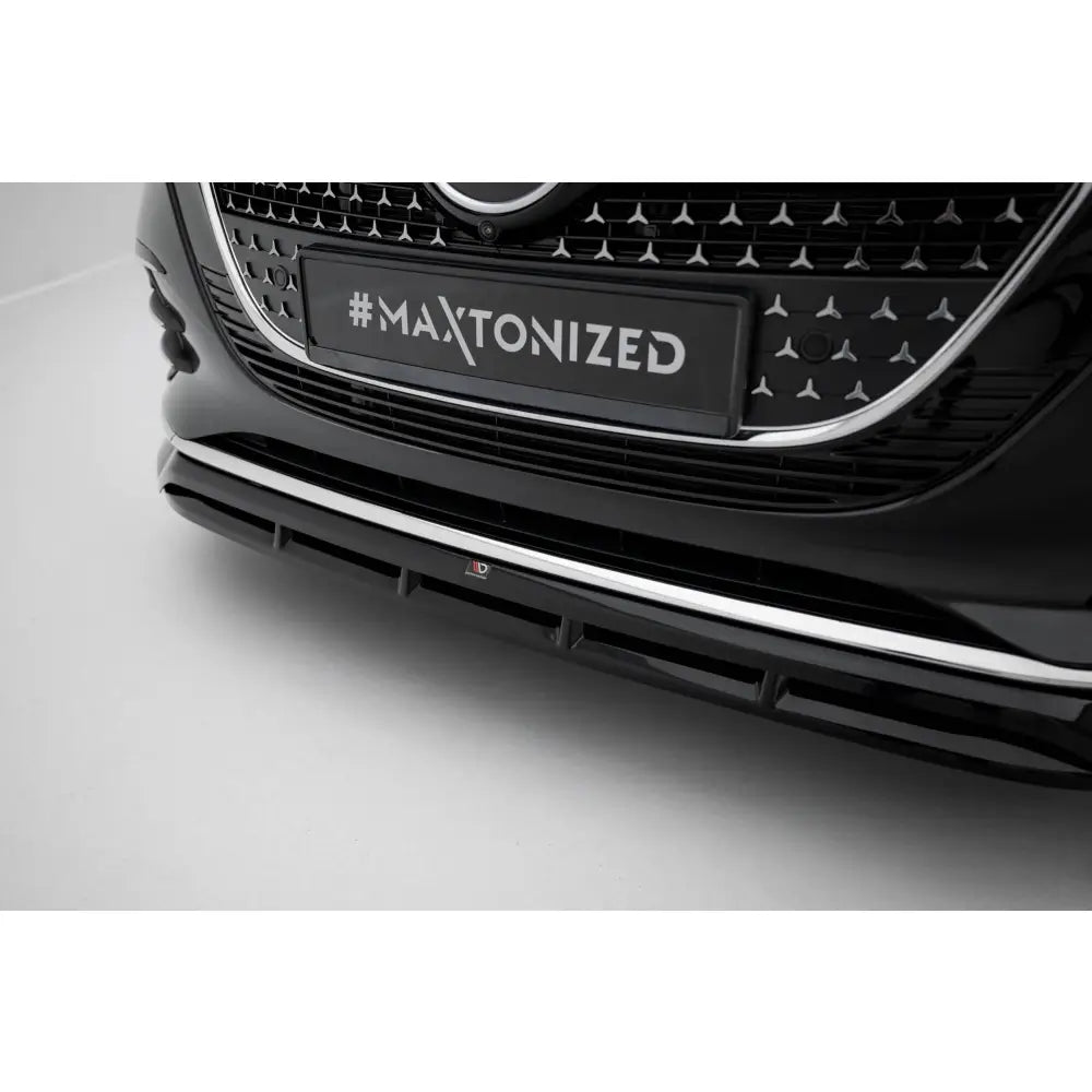 Frontspoiler til Mercedes V-Class W447 Facelift V.2, nærbilde med sølvfarget leppe og #MAXTONIZED-skilt.