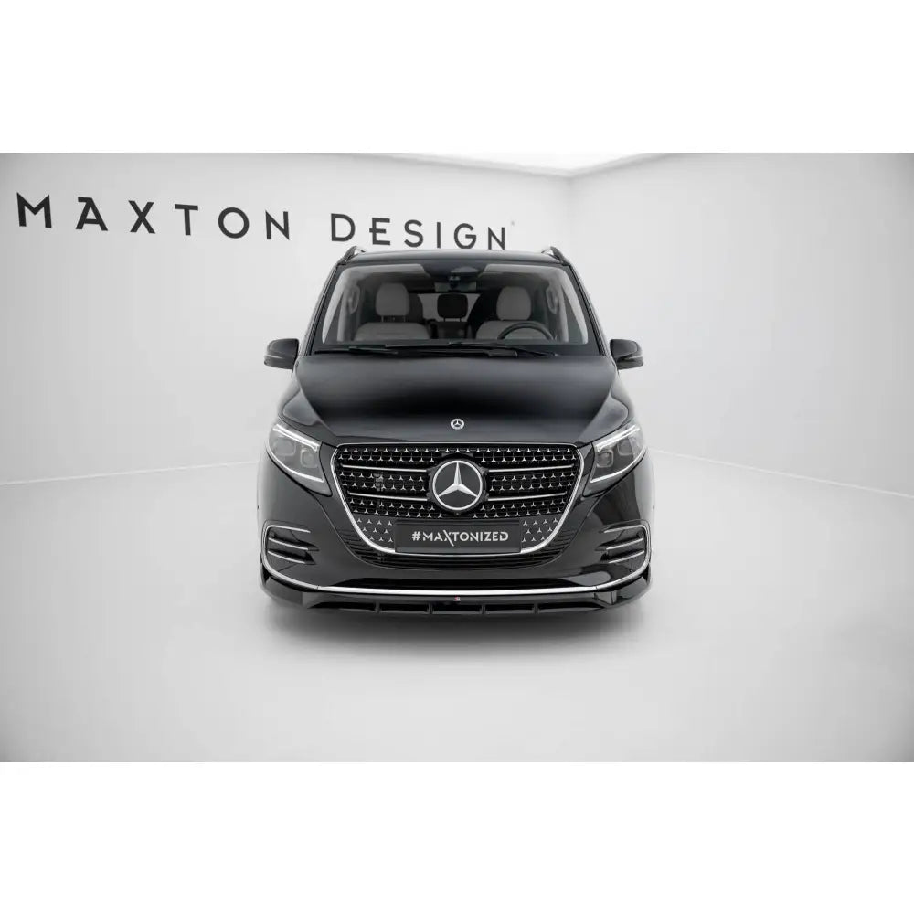 Spoiler på Mercedes V-Klasse W447 facelift sett forfra med kromgrill i lyst studio.