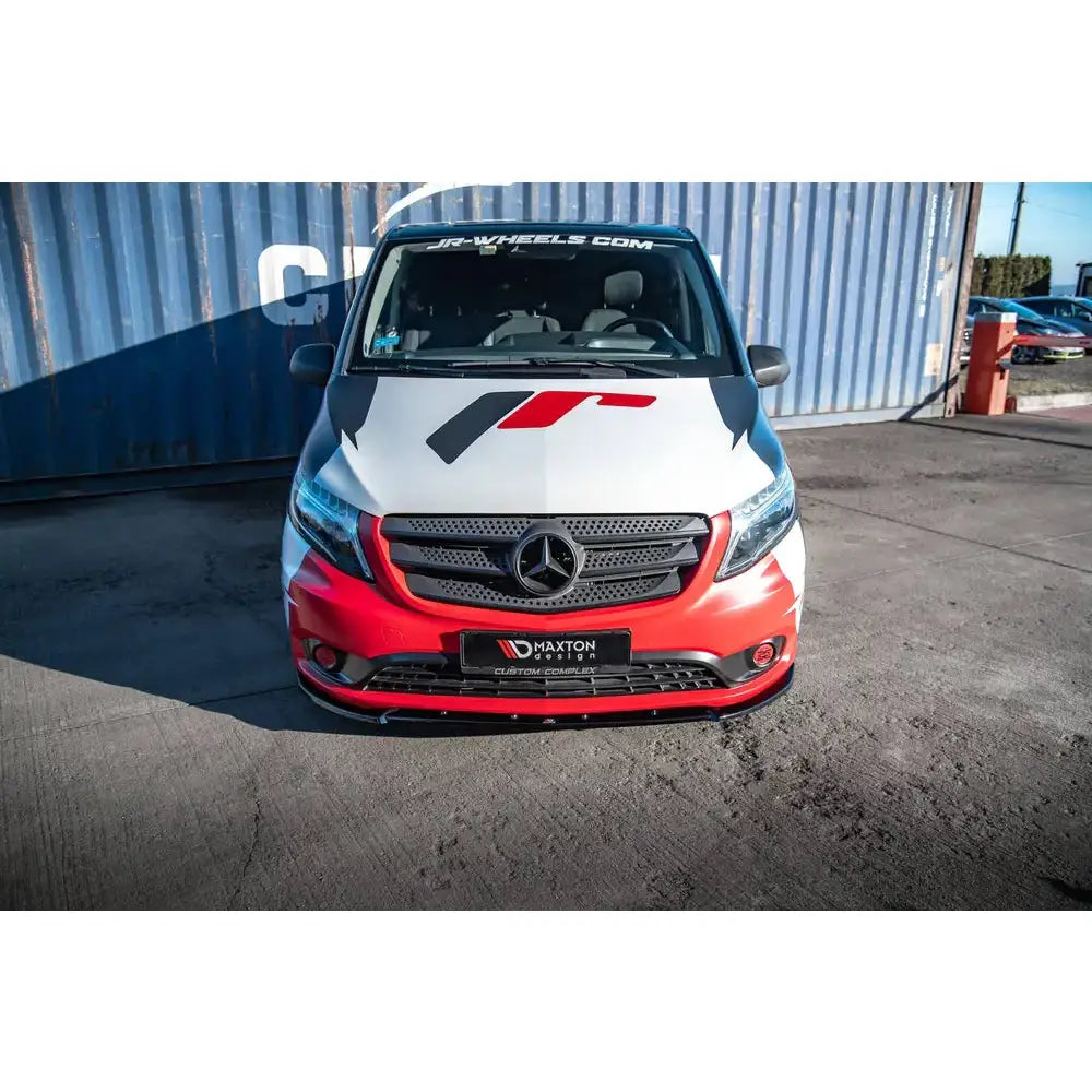 Frontspoiler på Mercedes Vito W447 Facelift med rød, hvit og svart folie, sett rett forfra.