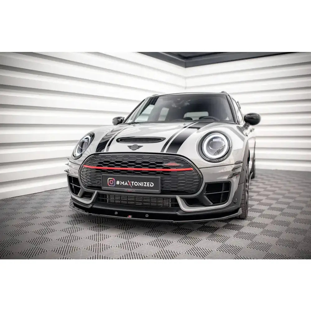 Frontspoiler på Mini Cooper Clubman John Cooper Works F54 med svarte striper og rød grilldetalj.