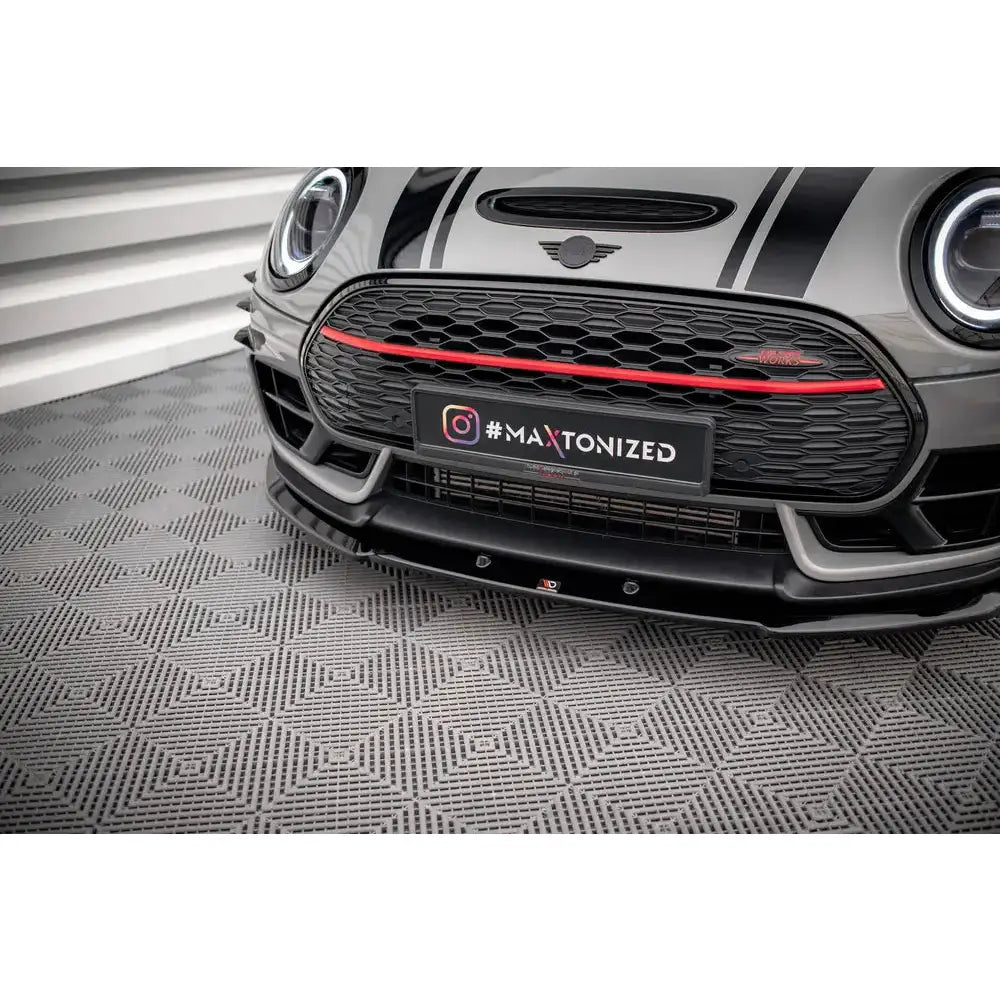 Spoiler til Mini Cooper Clubman JCW F54 V.2, sort frontsplitter på grå bil med svarte striper og rød detalj.