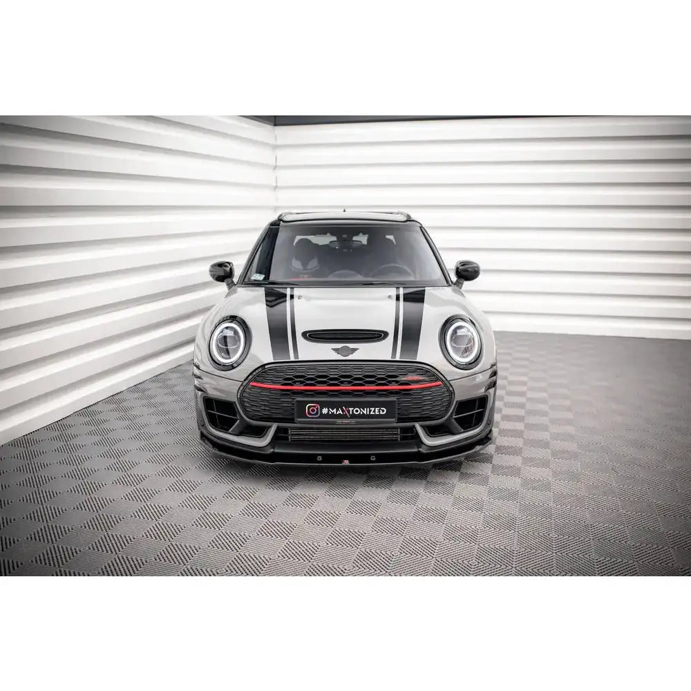 Front splitter til Mini Cooper Clubman JCW F54 V.2 med svarte og hvite striper, røde detaljer og runde lykter.