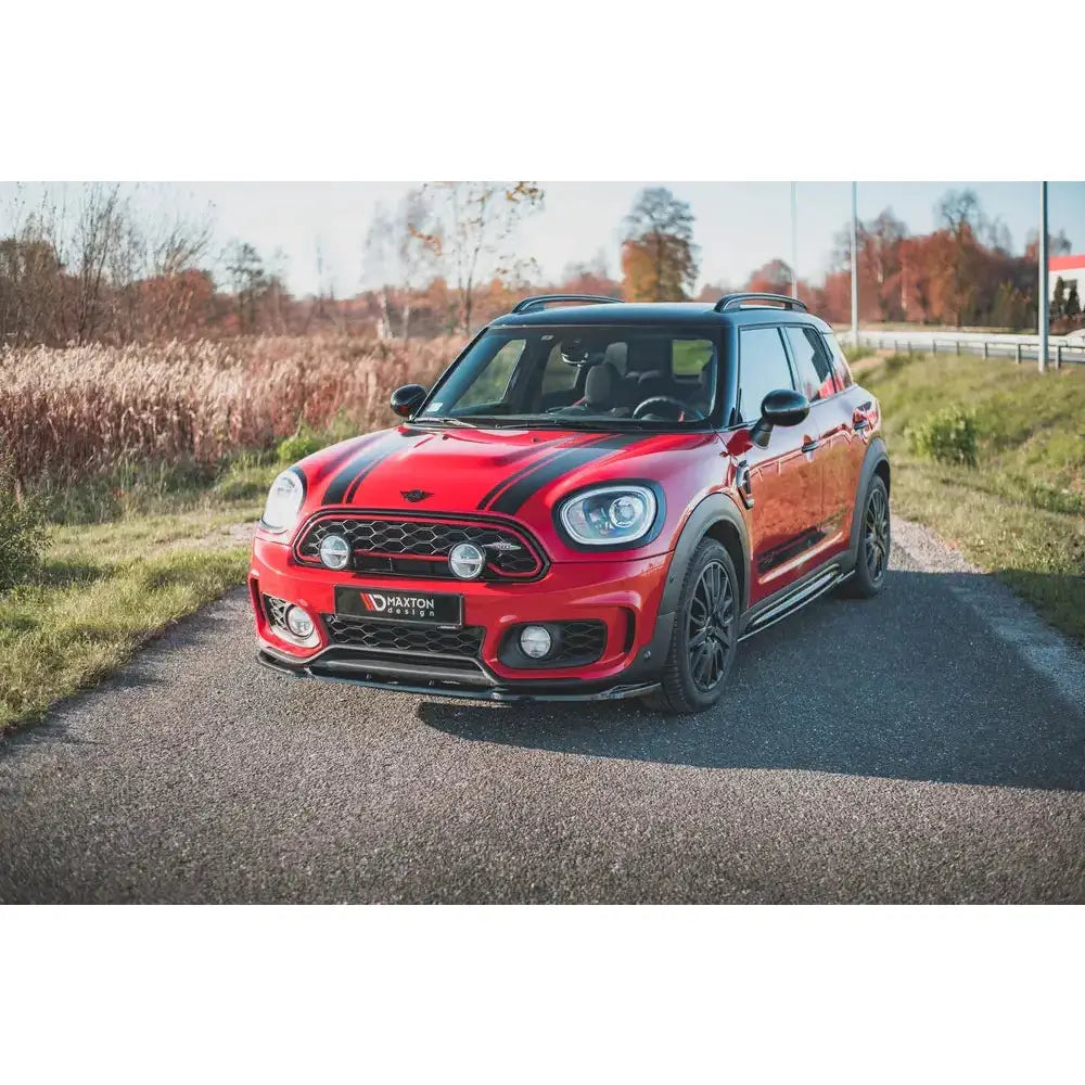 Frontleppe på rød Mini Countryman Mk2 F60 JCW V.2 med svarte detaljer og ekstra lykter.
