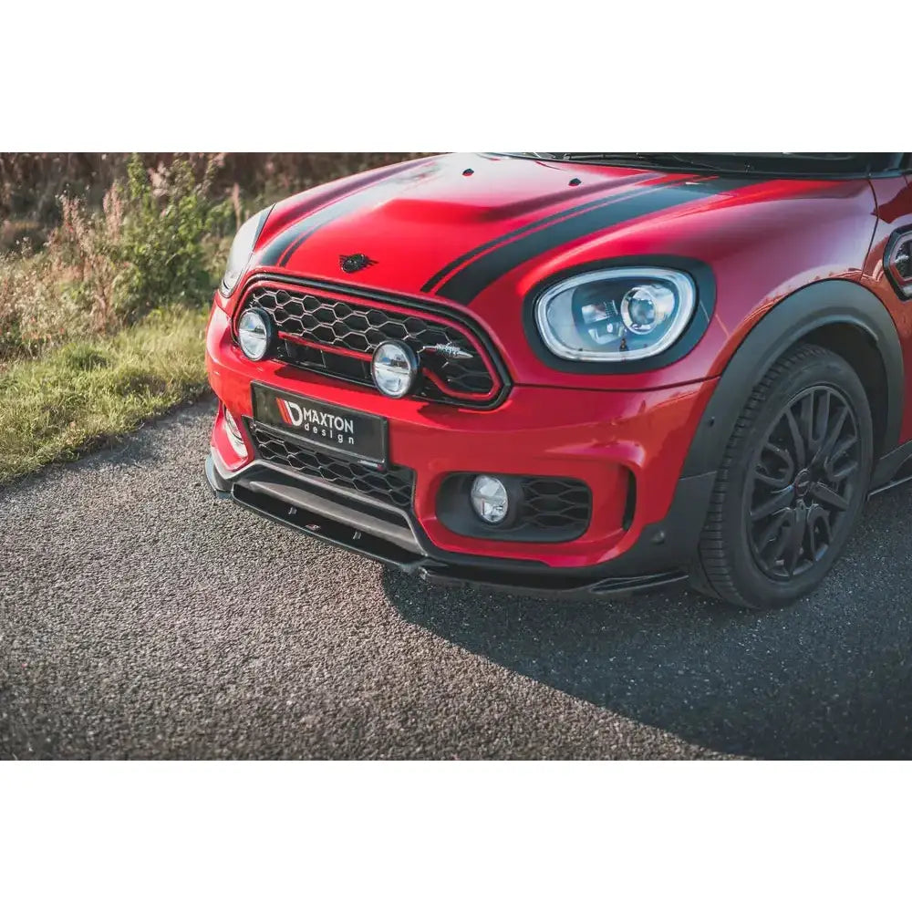 Front splitter på rød Mini Countryman F60 JCW med svarte felger, racingstriper og Maxton Design-logo.