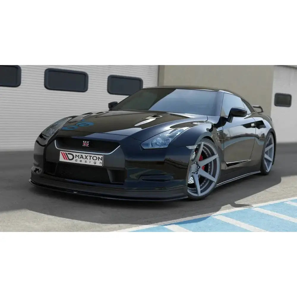 Frontspoiler på Nissan Gt-R Preface Coupe R35 med Maxton Design-logo og store sølvfelger.