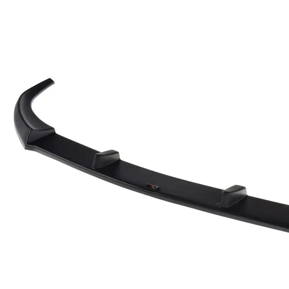 Spoiler til Opel Astra K Opc-Line V.2 i sort matt plast sett fra skrå vinkel med logo.