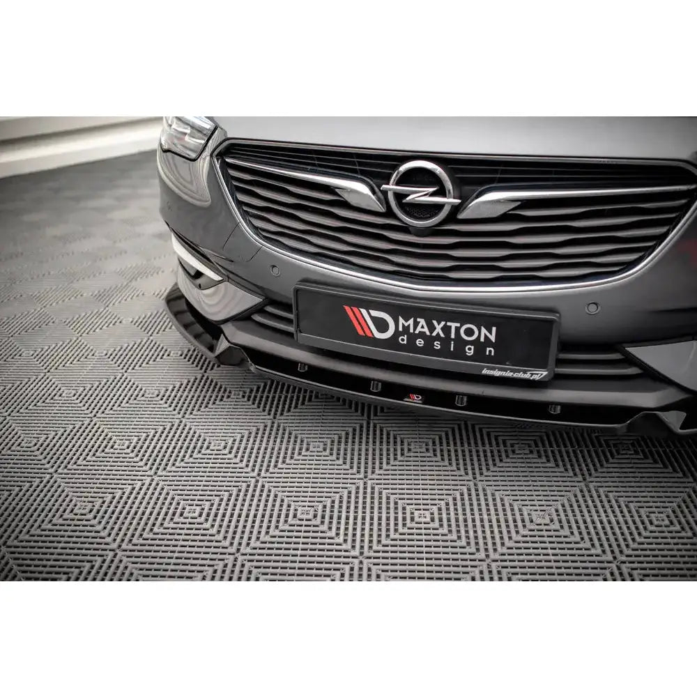 Front splitter på Opel Insignia Mk2 V.2, sort med kromdetaljer, montert foran på grå bil.