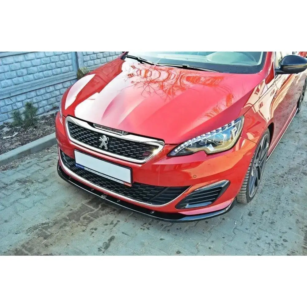 Spoiler til Peugeot 308 II Gti V.2 montert på rød bil, fokus på frontfanger og sorte detaljer.