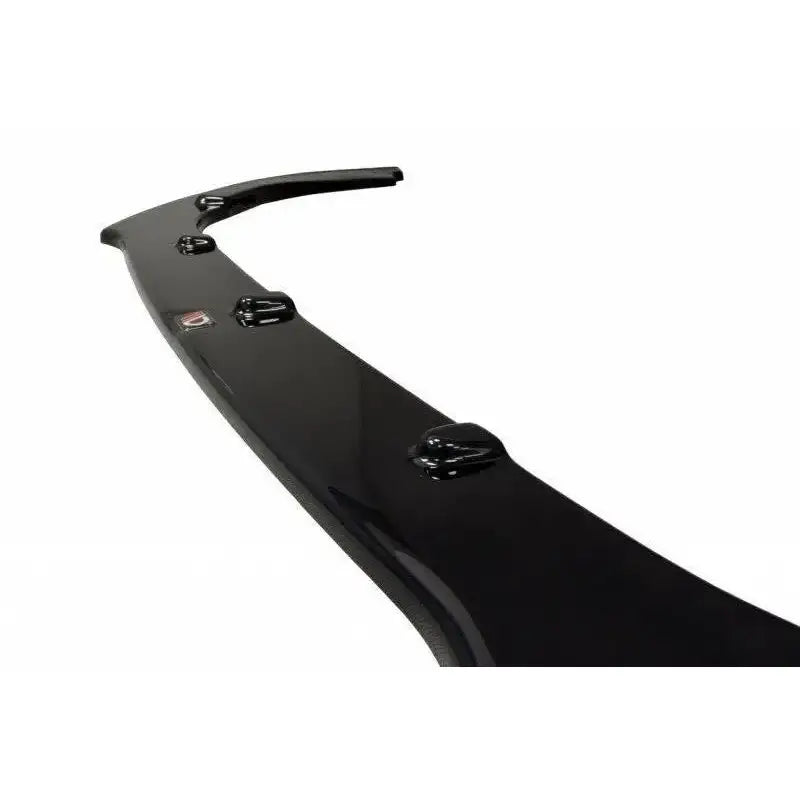 Front splitter til Peugeot RCZ V.2 i sort, blank plast med forhøyninger og synlig logo, sett skrått ovenfra.