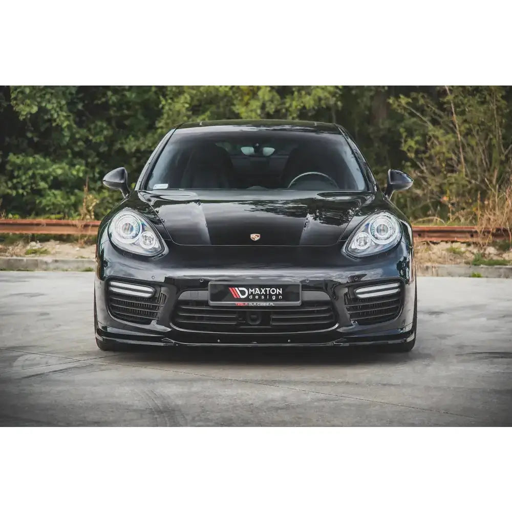 Frontspoiler til Porsche Panamera Turbo 970 Facelift, sort bil sett forfra med Maxton Design-logo.