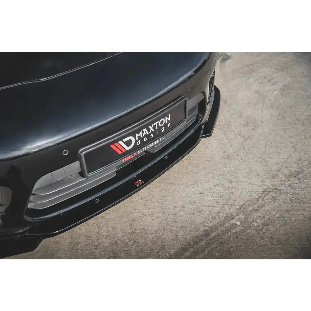 Spoiler til Porsche Panamera Turbo 970 Facelift V.2 i sort blank plast, nærbilde med Maxton Design-logo.